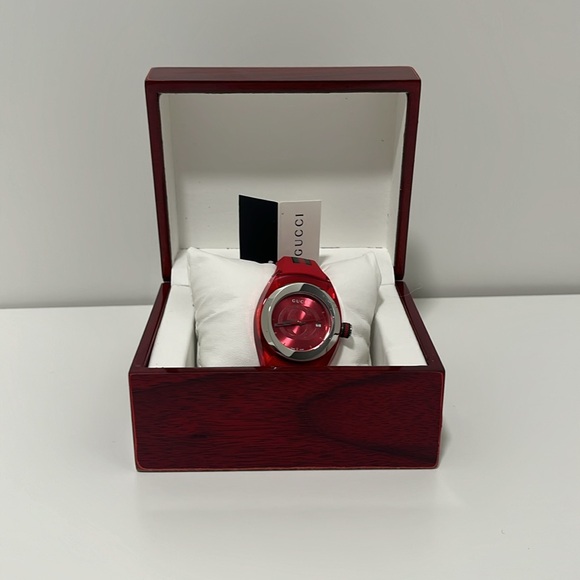 GUCCI ‘Sync YA137303’ 🆕 Midsize Watch. Pure Luxury Red Sports Watch 46mm 🎁 - Picture 9 of 9